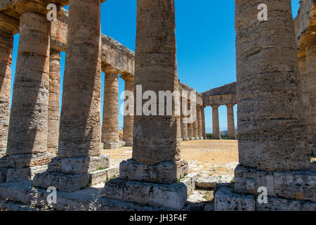 Vue de l'intérieur de la 5ème siècle avant J.-C. temple dorique de Ségeste, l'ouest de la Sicile, en Italie. Banque D'Images