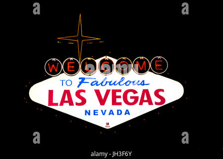 Bienvenue à emblématique Fabulous Las Vegas Nevada signe. Isolé sur fond noir. Banque D'Images