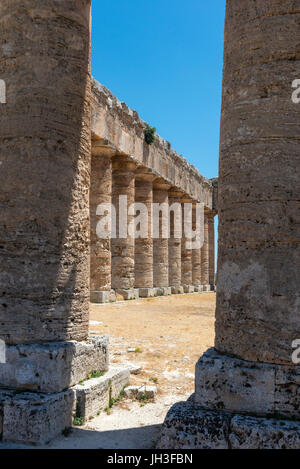 Vue de l'intérieur de la 5ème siècle avant J.-C. temple dorique de Ségeste, l'ouest de la Sicile, en Italie. Banque D'Images