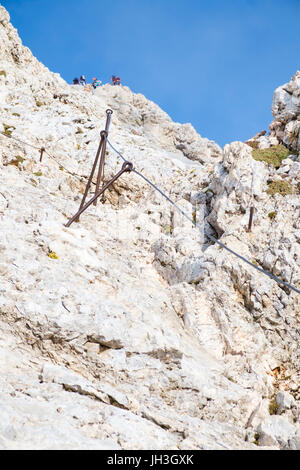 Progressant le long des câbles d'acier Banque D'Images