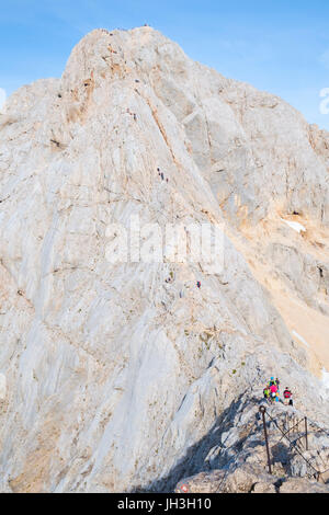 Mt. La Slovénie Triglav - 3 septembre, 206 Grimpeurs sur l'progresssing:monter au sommet du mont Triglav. Banque D'Images