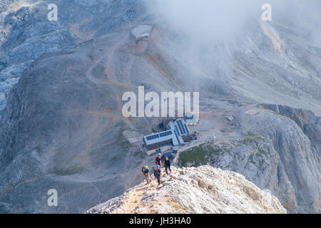 Mt. La Slovénie Triglav - 3 septembre, 206 grimpeurs progresssing : sur la montée vers le sommet du mont Triglav. Banque D'Images