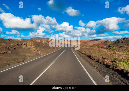 Route à travers le Parc National de Timanfaya, Lanzarote, îles Canaries, Espagne Banque D'Images