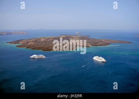 Les navires de croisière à l'île volcanique de Nea Kameni, Caldera, Fira, Santorini, Cyclades, Grèce, Mer Méditerranée, Europe Banque D'Images