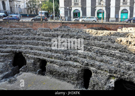 Amphithéâtre romain de Catania situé dans la Piazza Stesicoro, Catane, Sicile, Italie. Banque D'Images