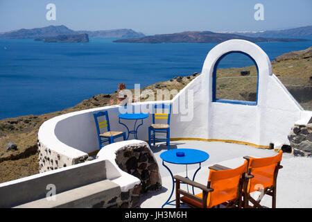 Idylllische aussichtspunkt cocktails une einem der dans la baie de Balos akrotiri bei im suédois von santorin, Canaries, aegaeis, Griechenland, mittelmeer, euro Banque D'Images