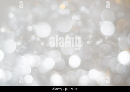 Un bokeh texture background des grandes et des petits cercles dans les blancs, gris et argent or cuivre souple. Banque D'Images