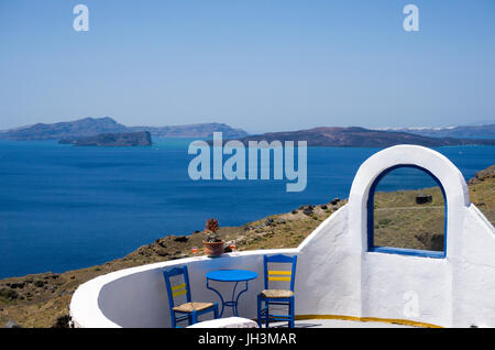 Idylllische aussichtspunkt cocktails une einem der dans la baie de Balos akrotiri bei im suédois von santorin, Canaries, aegaeis, Griechenland, mittelmeer, euro Banque D'Images