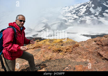 Un guide qui donne une explication sur une formation rocheuse à une visite du volcan, l'Etna, en Sicile, Italie. Banque D'Images