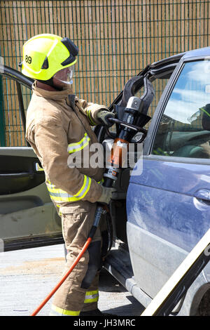 Formation de pompier à couper voiture ouverte Banque D'Images
