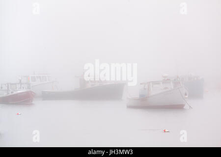 Seascape brumeux avec des bateaux de pêche à l'Muscongus Bay, Bremmen, Maine, USA. Banque D'Images