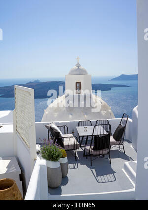 Terrasse mit Kirche und caldera, Thira, Santorin, Canaries, aegaeis, Griechenland, mittelmeer, europa | terrasse avec vue sur l'église et de l'cald Banque D'Images