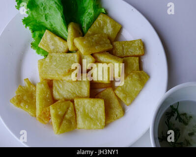 Tofu frit avec légumes Jaune sur blanc plat - cuisine chinoise. Banque D'Images