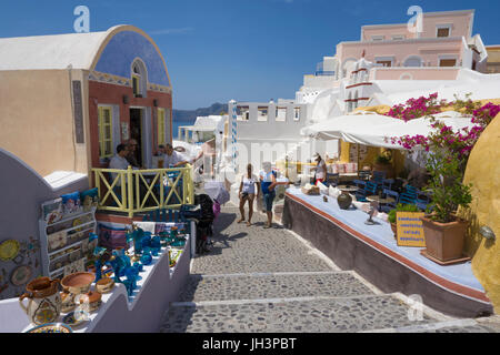 Gasse mit souvenirgeschaeften à Oia, Santorin, Canaries, aegaeis, Griechenland, mittelmeer, europa | alley avec des boutiques de souvenirs à l'Oia village, sa Banque D'Images