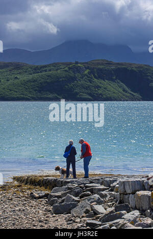 Plus de touristes à la recherche de Kyle et fidèle Ben Langue, mer peu profonde dans le nord-ouest de loch Highland, Sutherland, Highlands, Scotland, UK Banque D'Images