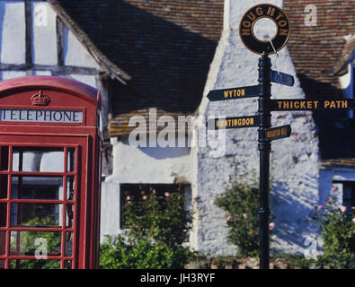 Panneau routier et du téléphone public fort dans Houghton village, Cambridgeshire, Angleterre, RU Banque D'Images