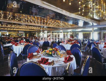 Bateau de croisière préparé à manger pour le repas du soir. Banque D'Images