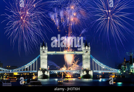 Feu d'artifice sur Tower Bridge, London, England, UK Banque D'Images
