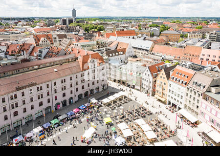 AUGSBURG, ALLEMAGNE - le 20 mai : Vue aérienne de personnes dans un café de la rue à Augsburg, Allemagne le 20 mai 2017. Foto pris de Perlachturm avec vue sur la Banque D'Images