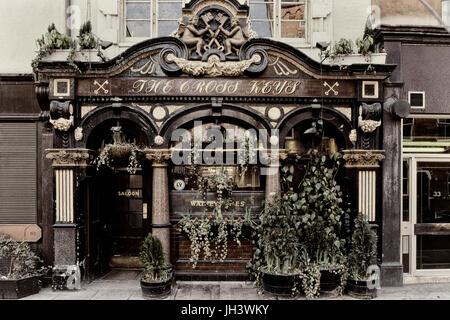 La croix saisit le pub, Covent Garden, London, England, UK Circa 1980 Banque D'Images