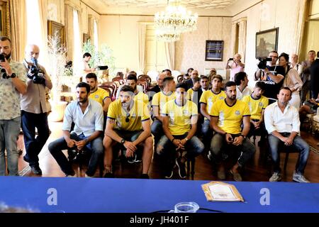 Après la promenade exaltante qui a vu Cesport à naviguer la série A2 de la National Water-polo championship, le maire de Naples, Luigi De Magistris, a souhaité le président Esposito pour recevoir les athlètes et les dirigeants de la formation napolitaine à la salle du "Palazzo San Giacomo'. (Photo par Fabio Sasso / Pacific Press) Banque D'Images