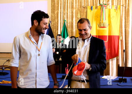 Après la promenade exaltante qui a vu Cesport à naviguer la série A2 de la National Water-polo championship, le maire de Naples, Luigi De Magistris, a souhaité le président Esposito pour recevoir les athlètes et les dirigeants de la formation napolitaine à la salle du "Palazzo San Giacomo'. (Photo par Fabio Sasso / Pacific Press) Banque D'Images