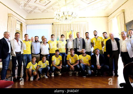 Après la promenade exaltante qui a vu Cesport à naviguer la série A2 de la National Water-polo championship, le maire de Naples, Luigi De Magistris, a souhaité le président Esposito pour recevoir les athlètes et les dirigeants de la formation napolitaine à la salle du "Palazzo San Giacomo'. (Photo par Fabio Sasso / Pacific Press) Banque D'Images