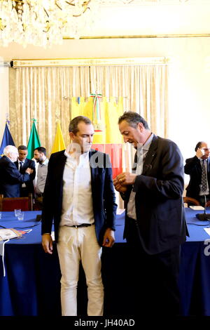 Après la promenade exaltante qui a vu Cesport à naviguer la série A2 de la National Water-polo championship, le maire de Naples, Luigi De Magistris, a souhaité le président Esposito pour recevoir les athlètes et les dirigeants de la formation napolitaine à la salle du "Palazzo San Giacomo'. (Photo par Fabio Sasso / Pacific Press) Banque D'Images