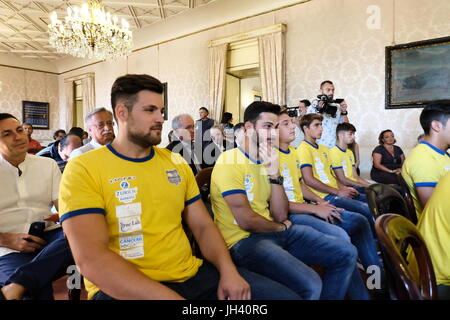 Après la promenade exaltante qui a vu Cesport à naviguer la série A2 de la National Water-polo championship, le maire de Naples, Luigi De Magistris, a souhaité le président Esposito pour recevoir les athlètes et les dirigeants de la formation napolitaine à la salle du "Palazzo San Giacomo'. (Photo par Fabio Sasso / Pacific Press) Banque D'Images