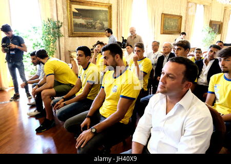 Après la promenade exaltante qui a vu Cesport à naviguer la série A2 de la National Water-polo championship, le maire de Naples, Luigi De Magistris, a souhaité le président Esposito pour recevoir les athlètes et les dirigeants de la formation napolitaine à la salle du "Palazzo San Giacomo'. (Photo par Fabio Sasso / Pacific Press) Banque D'Images