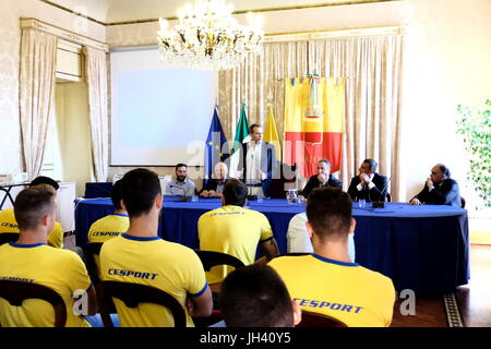 Après la promenade exaltante qui a vu Cesport à naviguer la série A2 de la National Water-polo championship, le maire de Naples, Luigi De Magistris, a souhaité le président Esposito pour recevoir les athlètes et les dirigeants de la formation napolitaine à la salle du "Palazzo San Giacomo'. (Photo par Fabio Sasso / Pacific Press) Banque D'Images