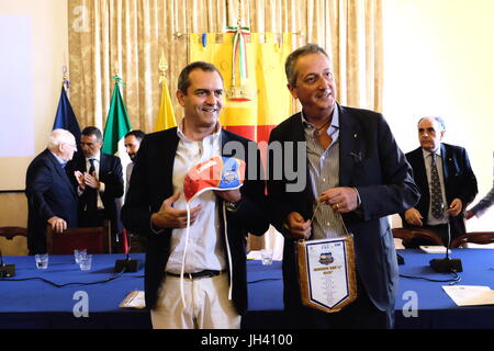 Après la promenade exaltante qui a vu Cesport à naviguer la série A2 de la National Water-polo championship, le maire de Naples, Luigi De Magistris, a souhaité le président Esposito pour recevoir les athlètes et les dirigeants de la formation napolitaine à la salle du "Palazzo San Giacomo'. (Photo par Fabio Sasso / Pacific Press) Banque D'Images