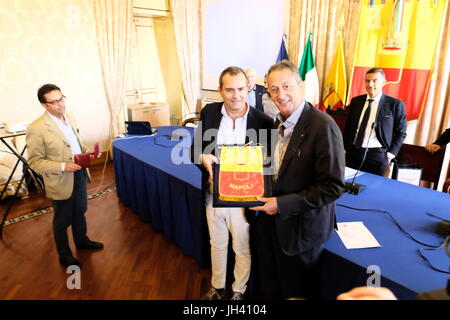 Après la promenade exaltante qui a vu Cesport à naviguer la série A2 de la National Water-polo championship, le maire de Naples, Luigi De Magistris, a souhaité le président Esposito pour recevoir les athlètes et les dirigeants de la formation napolitaine à la salle du "Palazzo San Giacomo'. (Photo par Fabio Sasso / Pacific Press) Banque D'Images