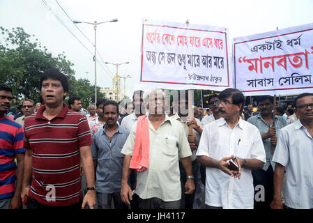 Parti communiste (marxiste) de l'Inde, M.L.A. Sujan Chakroborty prendre part à ce rallye avec son parti membre. Le supporter et les dirigeants de 19 partis de gauche participer à un rallye pour l'harmonie communautaire, la solidarité et l'unité le 12 juillet 2017 à Kolkata. Le rallye a été organisé pour la paix et l'harmonie entre les communautés. (Photo de Saikat Paul / Pacific Press) Banque D'Images