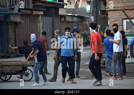 Srinagar, au Cachemire. 12 juillet, 2017. Les manifestants du Cachemire indien après choc teargassed la police les funérailles de Sajad Ahmad un rebelle cachemiri Hizbul Mujahideen en tenue de Srinagar, la capitale d'été du Cachemire sous contrôle indien le 12 juillet 2017. Sajad a été tué avec deux autres rebelles dans une rencontre avec les forces gouvernementales dans le centre du Cachemire, Cachemire Magam a annoncé la police. Credit : Faisal Khan/Pacific Press/Alamy Live News Banque D'Images