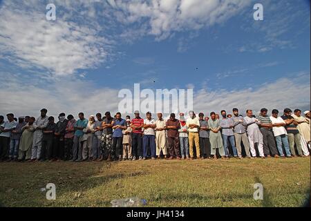 Srinagar, au Cachemire. 12 juillet, 2017. Les musulmans du Cachemire offrent des prières funéraires de Sajad Ahmad un rebelle cachemiri Hizbul Mujahideen en tenue de Srinagar, la capitale d'été du Cachemire sous contrôle indien le 12 juillet 2017. Sajad a été tué avec deux autres rebelles dans une rencontre avec les forces gouvernementales dans le centre du Cachemire, Cachemire Magam a annoncé la police. La police indienne teargassed les funérailles de Sajad Ahmad comme les pleureuses se déplaçaient pour son enterrement. Credit : Faisal Khan/Pacific Press/Alamy Live News Banque D'Images