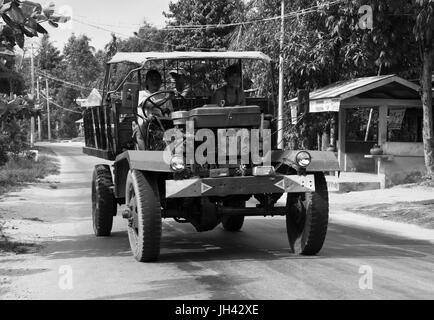 Chariot Vintage encore largement utilisés aujourd'hui au Myanmar. Modification d'un WW2 ex armée britannique de modèle militaire canadienne (CMP) camion Chevrolet C60 Banque D'Images