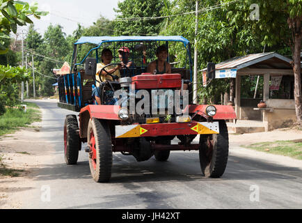 Chariot Vintage encore largement utilisés aujourd'hui au Myanmar. Modification d'un WW2 ex armée britannique de modèle militaire canadienne (CMP) camion Chevrolet C60 Banque D'Images