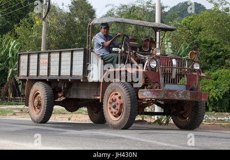 Chariot Vintage encore largement utilisés aujourd'hui au Myanmar. Modification d'un WW2 ex armée britannique de modèle militaire canadienne (CMP) camion Chevrolet C60 Banque D'Images