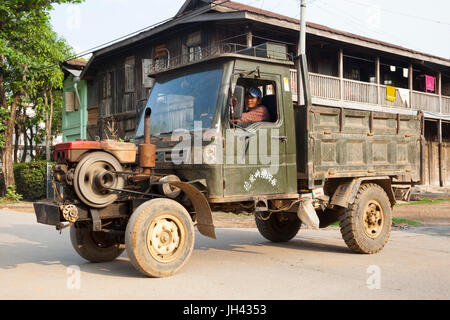 Camion tracteur fabriqué chinois lifan, myanmar hsipaw. Banque D'Images