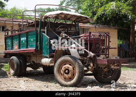 WW2 vintage truck encore largement utilisés au Myanmar. Modification d'un modèle militaire canadienne l'Armée britannique (CMP) Chevrolet C60 camion. Banque D'Images