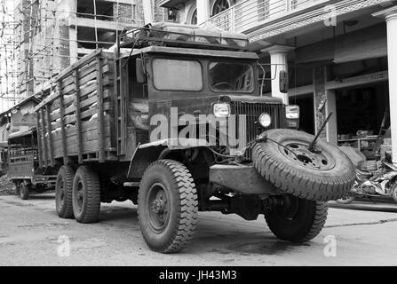 Camion de marchandises fabriquées chinois. Hsipaw, Myanmar Banque D'Images