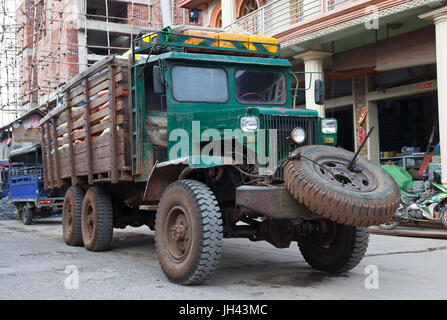 Camion de marchandises fabriquées chinois. Hsipaw, Myanmar Banque D'Images