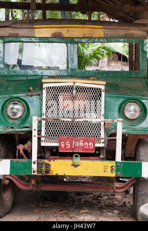 Chariot Vintage encore largement utilisés aujourd'hui au Myanmar. Modification d'un WW2 ex armée britannique de modèle militaire canadienne (CMP) camion Chevrolet C60 Banque D'Images