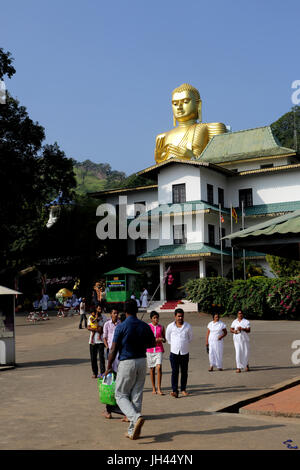 Dambulla Sri Lanka Temple d'or des visiteurs en entrée de Rangiri Dambulla Development Foundation Golden Buddha Banque D'Images