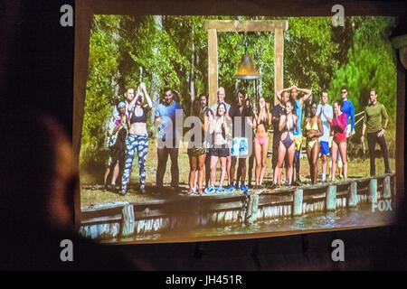 Merrick, New York, USA. 11 juin 2017. Au cours de 'American Grit' Saison 2 premiere, (4e à partir de la droite en slip de bain bleu) CHRIS Édom, 48 ans, de Merrick, est Banque D'Images