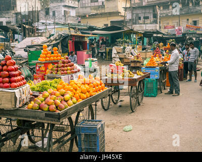 Varanasi, Inde - Circa Janvier 2016 - marché local en Inde Banque D'Images