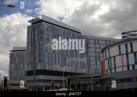 L'Université Queen Elizabeth Hospital,Glasgow Busy Lizzie ou étoile de la mort a l'insécurité bardage de Grenfell incendie tour sinistre tragédie Banque D'Images