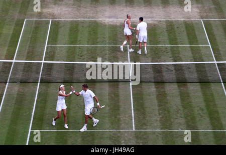 Jocelyn Rae et Ken Skupski (haut de cour) en action contre Max Mirnyi et Ekaterina Makarova dans le double mixte au jour 9 des championnats de Wimbledon à l'All England Lawn Tennis et croquet Club, Wimbledon. Banque D'Images