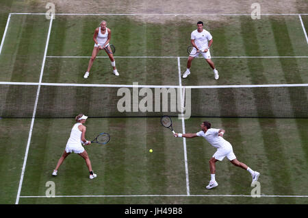 Jocelyn Rae et Ken Skupski (haut de cour) en action contre Max Mirnyi et Ekaterina Makarova dans le double mixte au jour 9 des championnats de Wimbledon à l'All England Lawn Tennis et croquet Club, Wimbledon. Banque D'Images